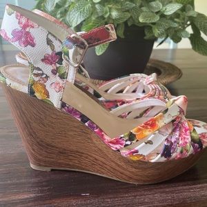 Fergalicious by fergie floral wedge heels 6.5
